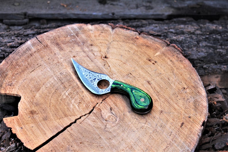 Finger Hole Damascus Skinner