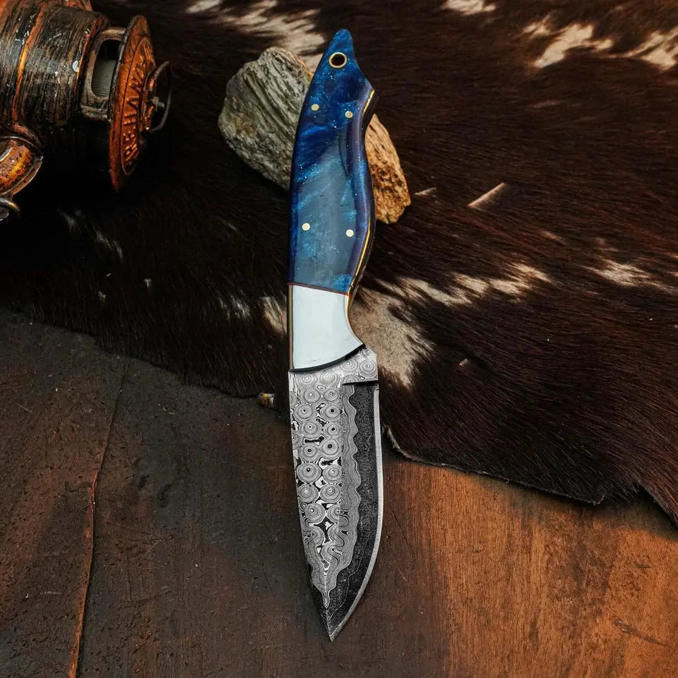 8.6" Handmade Damascus Skinner Knife – Full Tang Resin Handle & Sheath