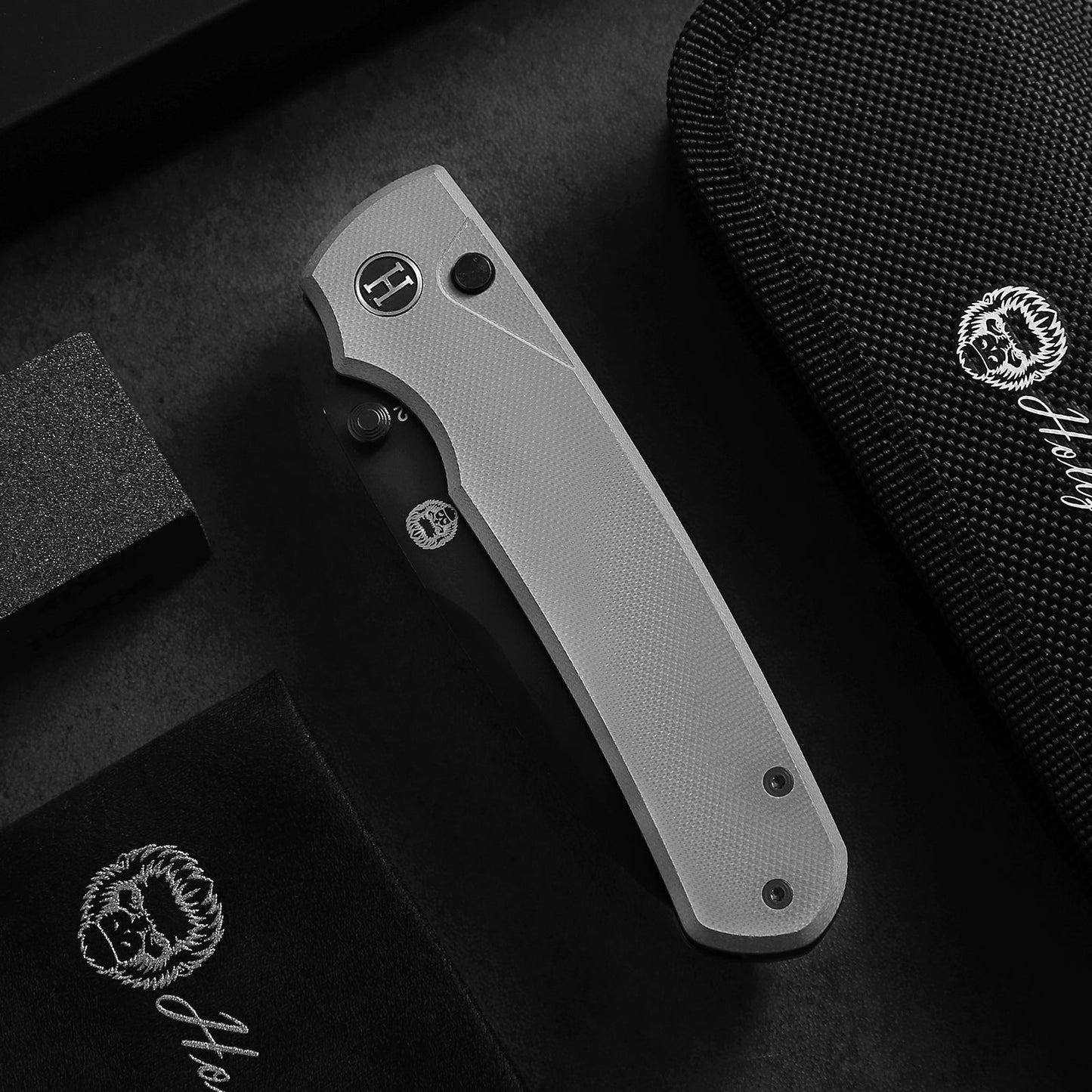 The Loyalist Folding Pocket Knife Giftset for Men and Women (Black and White)