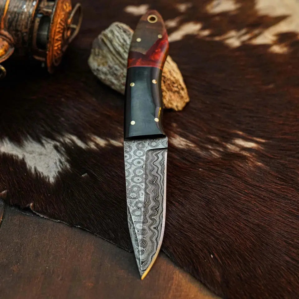 7.8" Handmade Damascus Skinner Knife – Full Tang Resin Handle & Sheath